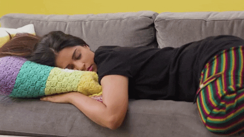 GIF mujer en el sofá con sueño