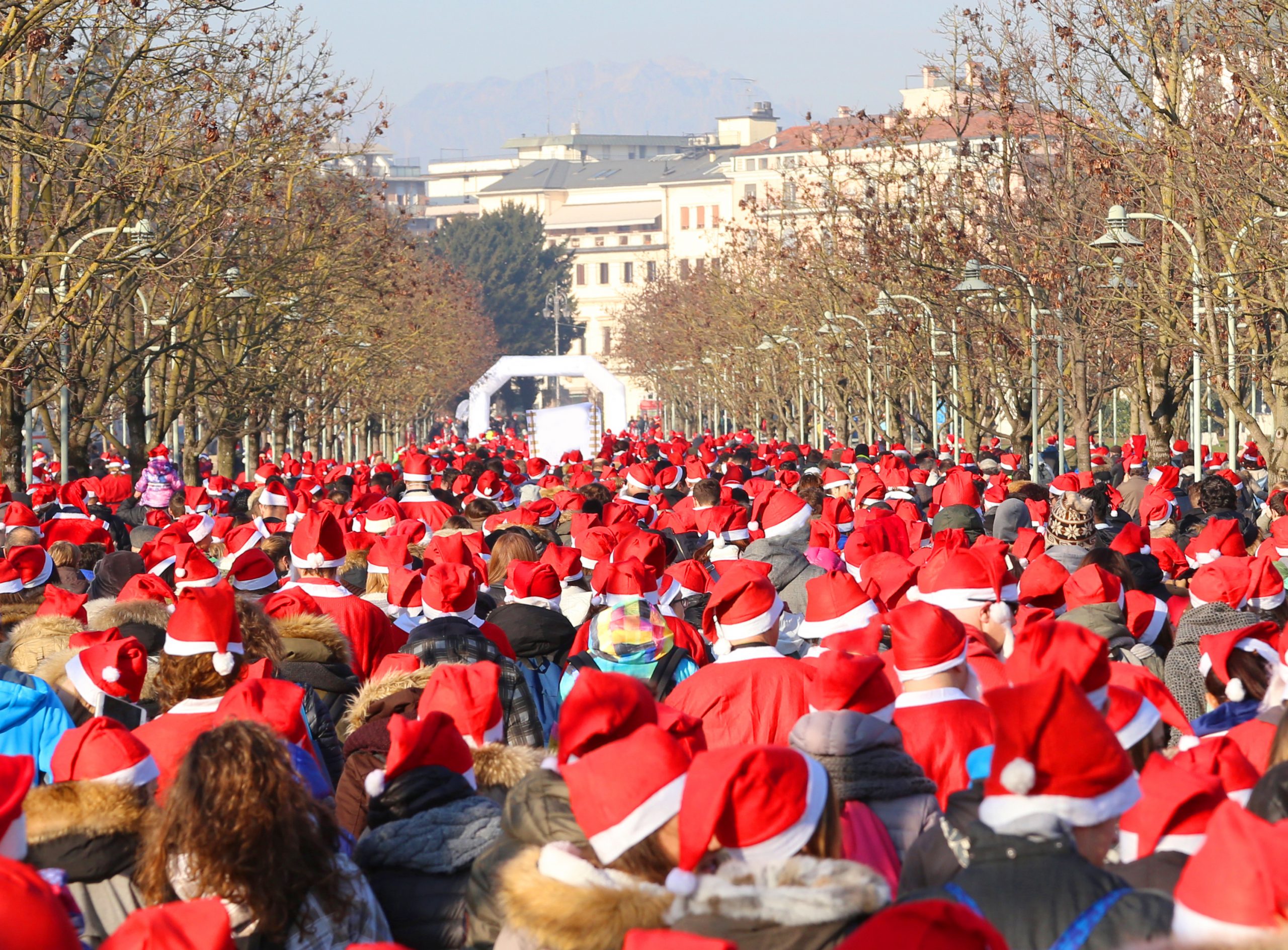 Personas vestidas de Papá Noel durante carrera San Silvestre