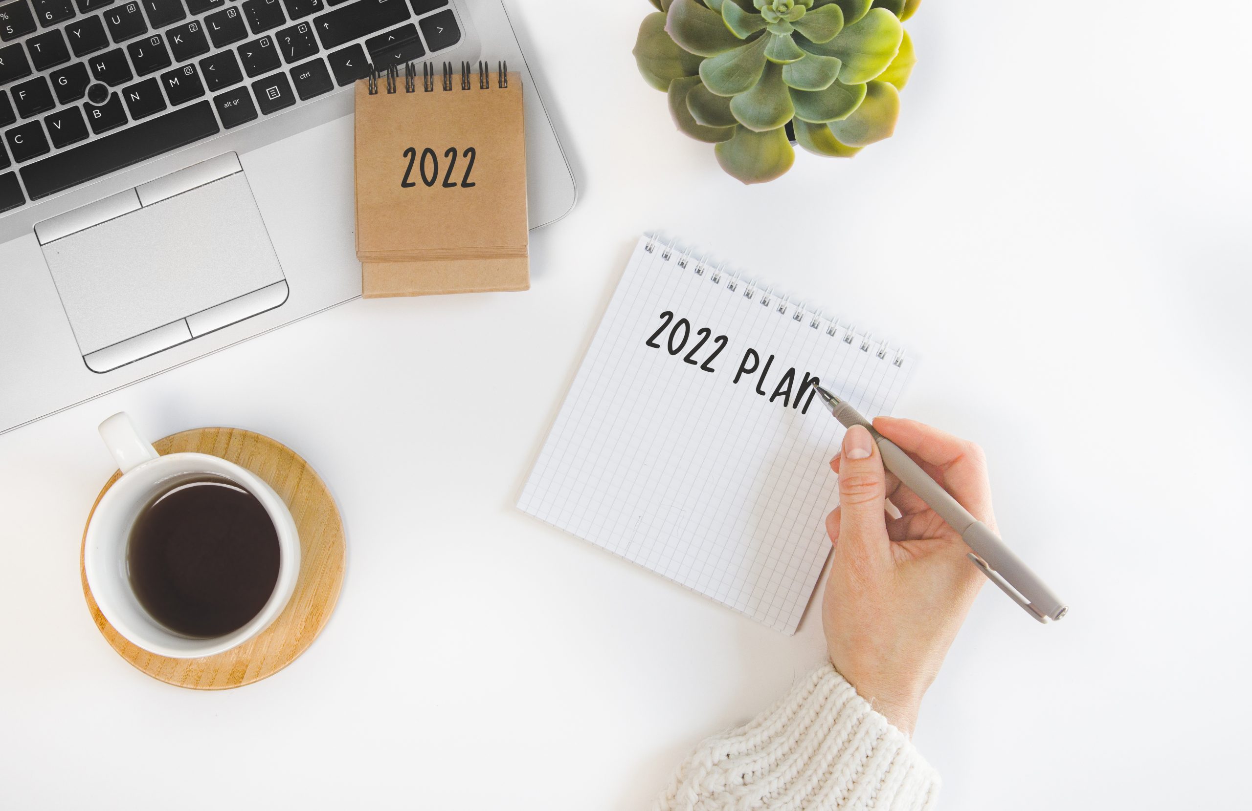 Mano chica organizando sus propósitos para 2022 entre los que se encuentran montar un negocio.