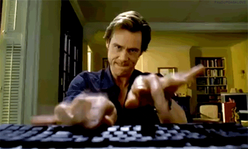 Actor Jim Carrey tecleando en su ordenador.