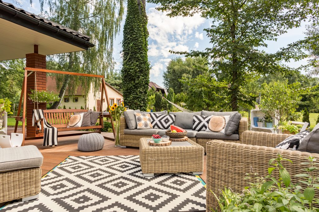 Decora tu jardín con los muebles de exterior